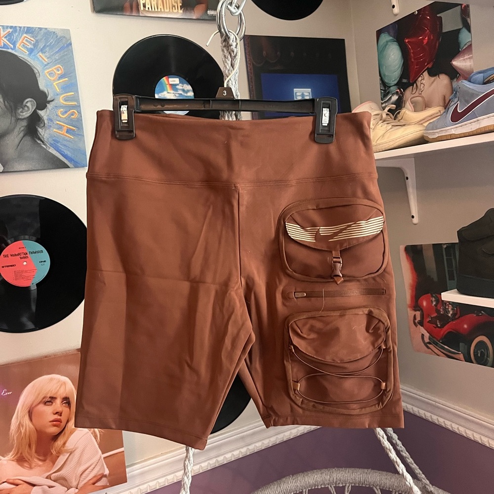 women’s cactus jack nike biker shorts
size large
brand new, never worn
brown